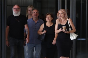 Συγγενεις θυμάτων έξω από το Εφετείο Αθηνών