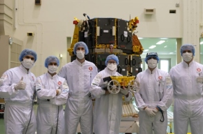 ιαπωνια, επιστημονες μπροστα απο δορυφορο