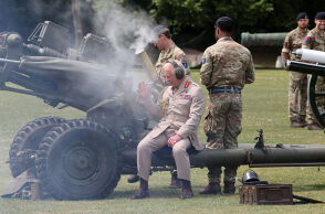 Ο βασιλιάς Κάρολος εντυπωσίασε με «άψογη τεχνική» στο πυροβόλο όπλο