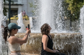 Καιρός, συντριβανι, περαστικοι