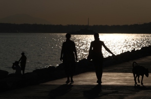 Καιρός, παραλια, ηλιοβασιλεμα, περαστικοι