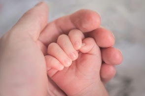 Θεσσαλονίκη: Άφηναν συνέχεια τα βράδια έξω στο μπαλκόνι το βρέφος, ανέφερε κάτοικος της γειτονιάς