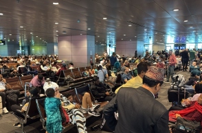 Κατάρ, επιβατες αεροδρομιου σε αναμονη