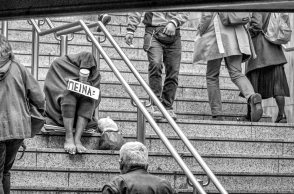 αστεγος ζητιανευει στο κεντρο της Αθηνας