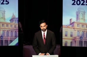 Νέα Υόρκη: Έκανε την έκπληξη ο 33χρονος Μαμντανί - Ο σοσιαλιστής «με το ένα πόδι» στο δημαρχείο του «Μεγάλου Μήλου»