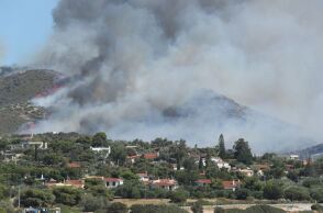 Φωτιά στην Παλαιά Φωκαία: Σε 40 απεγκλωβισμούς κατοίκων - Νέες κυκλοφοριακές ρυθμίσεις στη λεωφόρο Αθηνών-Σουνίου	