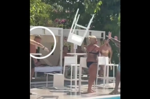 Ισπανία, Ποδοσφαιριστής πετά καρεκλα σε γυναικα