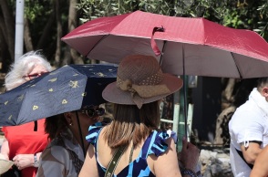 Καιρός: Ο καύσωνας «έβρασε» τη χώρα - Ποιες περιοχές της Αττικής έπιασαν κόκκινο