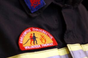 Εθελόντρια πυροσβέστρια τραυματίστηκε όταν παρασύρθηκε από ΙΧ σε φωτιά οχήματος στον Άγιο Στέφανο - Προανάκριση από την Τροχαία.