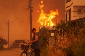 Πύρινος εφιάλτης στη Σμύρνη: 77 πυρκαγιές μέσα σε μία ημέρα - Πάνω από 1.000 άτομα παλεύουν με τις φλόγες