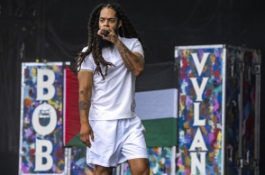 Glastonbury, τραγουδιστης