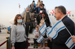 Ισραηλινοί αποβιβαζονται απο αεροπλανο