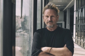 Ο Μιχαήλ Μαρμαρινός ανεβάζει την παράσταση ««ζ- η- θ, ο Ξένος» στην Επίδαυρο