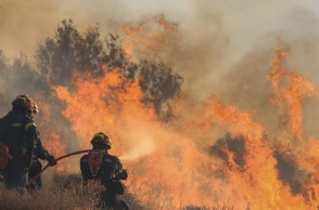 Φωτιά στην Ιεράπετρα: Μήνυμα από το 112 μετά από αναζωπυρώσεις για εκκένωση τεσσάρων οικισμών