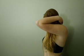 Φρίκη στην Πειραία: Καταγγελία για ομαδικό βιασμό σε 14χρονης - Τι ερευνά η ΕΛΑΣ