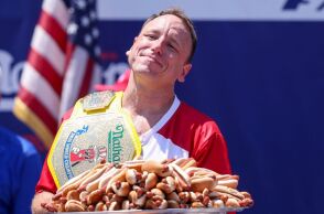 Νέος πρωταθλητής στον διεθνή διαγωνισμό χοτ ντογκ του Nathan's Famous