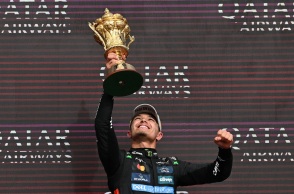 F1: Ο Λάντο Νόρις χόρεψε στη βροχή του Σίλβερστοουν