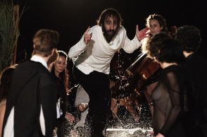 Ο Χάρης Φραγκούλης υποδύεται τον ξένο στην παράσταση «ζ-η-θ- Ο Ξένος» σε σκηνοθεσία Μιχαήλ Μαρμαρινού