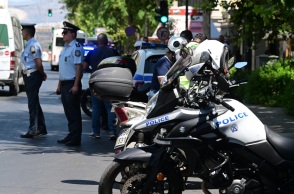 Ένας στους έξι παραβάτες στην πρώτη εβδομάδα της εκστρατείας της Τροχαίας βρέθηκαν χωρίς κράνος