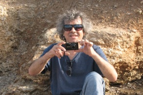 Ο Νίκος Κυπουργός μάς περιγράφει τη δική του Σύρο