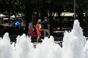 Δήμος Αθηναίων, συντριβανι, περαστικοι