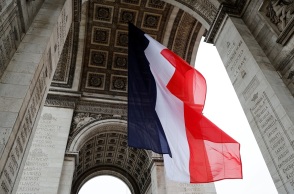 Πολιτική κρίση στη Γαλλία: Η Λεπέν απειλεί να ρίξει την κυβέρνηση Μπαϊρού αν επιμείνει στο «μνημόνιο»