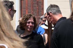 Συντετριμμένοι οι Γιώργος Καπουτζίδης και Ράνια Σχίζα στην κηδεία του Γεράσιμου Μιχελή