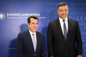 Ο υπουργός Μετανάστευσης και Ασύλου Θάνος Πλεύρης με τον υπουργό Ναυτιλίας και Νησιωτικής Πολιτικής Βασίλη Κικίλια 