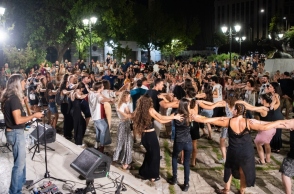 Δήμος Αθηναίων, ανθρωποι χορευουν μπαντα, μουσικη