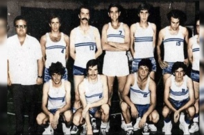 Ο Αριστείδης Μούμογλου (δεύτερος από αριστερά στην πάνω σειρά) με την ομάδα του Ηρακλή