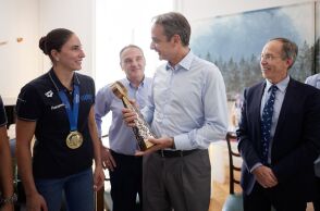 ΣΥΝΑΝΤΗΣΗ ΤΟΥ ΠΡΩΘΥΠΟΥΡΓΟΥ ΚΥΡΙΑΚΟΥ ΜΗΤΣΟΤΑΚΗ ΜΕ ΤΗΝ ΕΘΝΙΚΗ ΟΜΑΔΑ ΠΟΛΟ ΓΥΝΑΙΚΩΝ (ΔΗΜΗΤΡΗΣ ΠΑΠΑΜΗΤΣΟΣ/ΓΡΑΦΕΙΟ ΤΥΠΟΥ ΠΡΩΘΥΠΟΥΡΓΟΥ/EUROKINISSI)