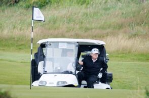 Στα πράσα: Ο Τραμπ πιάστηκε από την κάμερα να «κλέβει στο γκολφ»