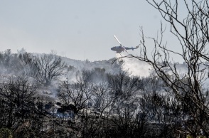 Φωτιά στην Πολυτεχνειούπολη: Τι εξετάζει η Πυροσβεστική περί σύνδεσης δύο εστιών
