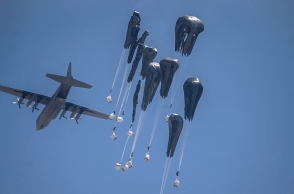 Ρίψη ανθρωπιστικής βοήθειας από αέρος από τον Βασιλικό Στρατό της Ιορδανίας πάνω από τη βόρεια Λωρίδα της Γάζας