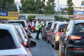Έφυγε το πρώτο κύμα εκδρομέων για διακοπές του Αυγούστου - Γεμάτα αναχωρούν τα πλοία για τα νησιά 