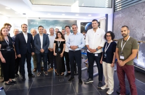 Eπίσκεψη του Μητσοτάκη στις εγκαταστάσεις της ICEYE στο Νέο Ψυχικό