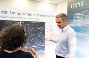 Eπίσκεψη του Μητσοτάκη στις εγκαταστάσεις της ICEYE στο Νέο Ψυχικό