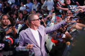 Ο Μπραντ Πιτ υπογραφει αυτογραφα