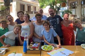 Η γαλλική και η ελληνική «οικογένεια» της Ζοζέτ στην πλατεία του Μεσότοπου Λέσβου