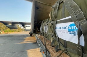 Η ελληνική ανθρωπιστική βοήθεια τη στιγμή της φόρτωσης με προορισμό τη Γάζα