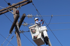 Υπάλληλος ΔΕΔΔΗΕ επιδιορθωνει καλωδια