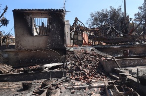 Η επόμενη ημέρα στην Κερατέα - Καμένα σπίτια, στάχτη και κορμοί που ακόμη καίγονται