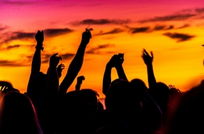 κοσμος χορευει στην παραλια