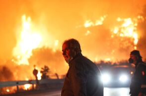 Σκηνές αποκάλυψης από τις φωτιές που σαρώνουν τη χώρα - Φωτογραφίες από τα πύρινα μέτωπα