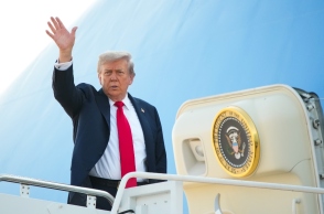 Ο Ντόναλντ Τραμπ επιβιβάζεται στο Air Force One Με προορισμό την Αλάσκα