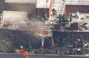 Πυροσβέστες προσπαθούν να σβήσουν τη φωτιά μετά από έκρηξη στο Μανχάταν της Νέας Υόρκης