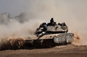 Ισραηλινό άρμα μάχης περιπολεί τα σύνορα με τη Γάζα