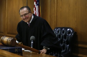 Όταν η σύζυγος «κάρφωσε» τον άντρα της στο δικαστήριο - Η πιο viral υπόθεση του δικαστή Φρανκ Κάπριο