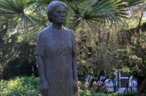 Το άγαλμα «Η Γυναίκα του Λαού» 