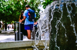 Καιρός, συντριβανι, περαστικοι
